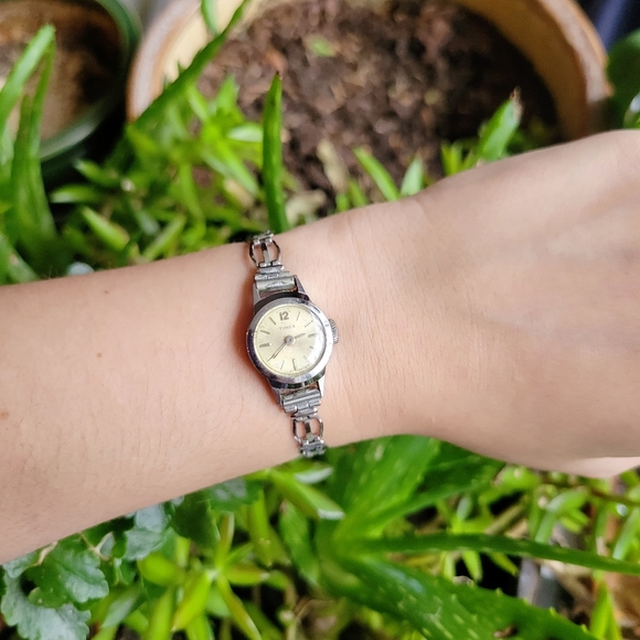 Vintage Timex Dainty Silver Watch - Picture 4 of 11